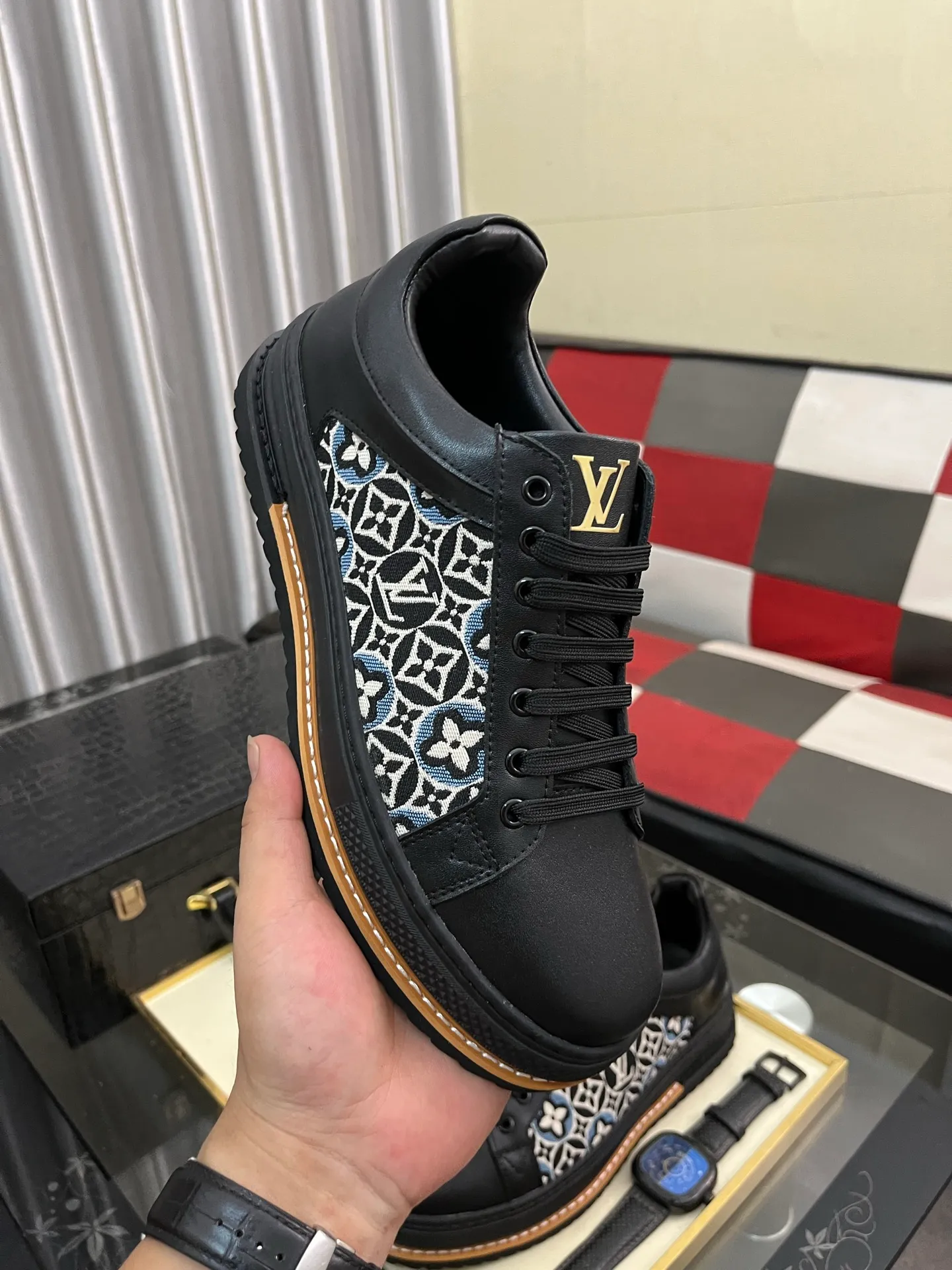 Men's shoes 💰420⌚️⌚️LV's new men's high-end casual sports shoes, using imported first-layer cowhide silk-screened brand lougou, original ultra-light TPU outsole, wear-resistant and comfortable, Monogram lougou embellished rubber outsole, breathable mesh lining, versatile classic style! Size: 38-442️⃣Colors available